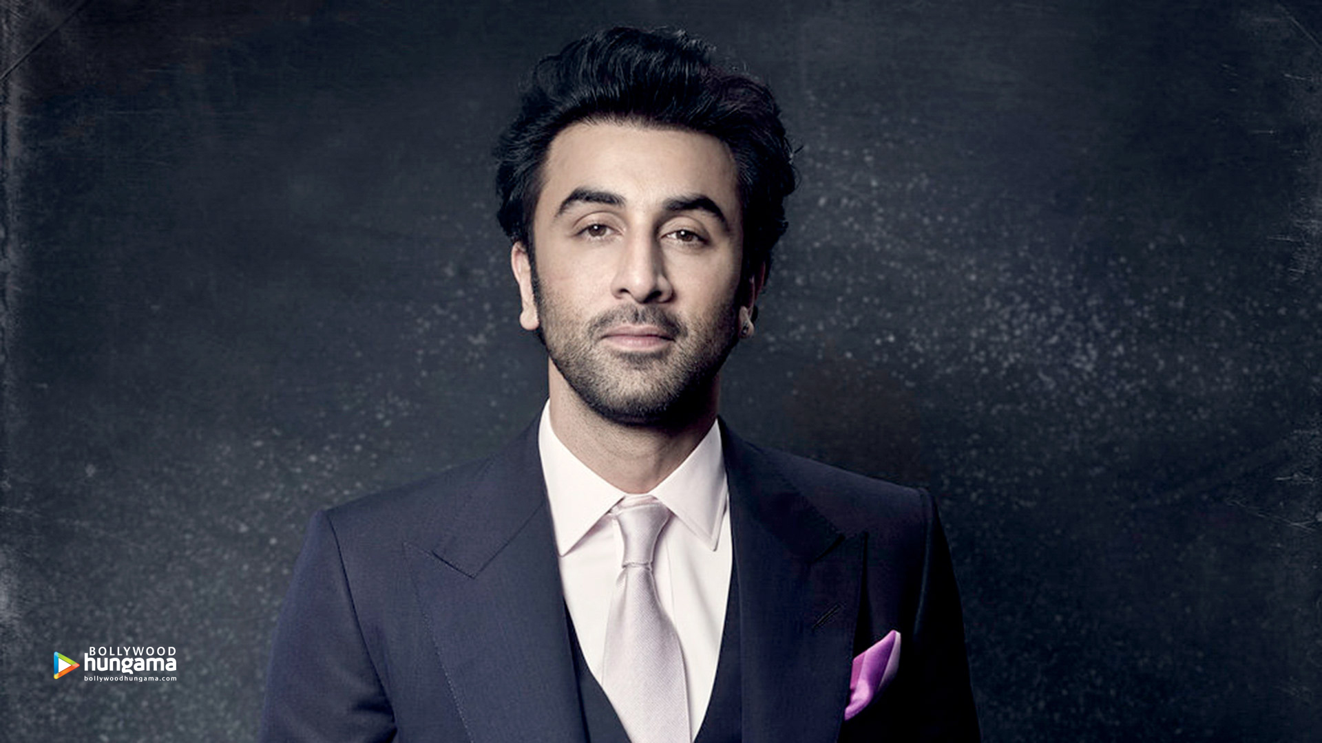 फैंस के साथ अपना 41वां जन्मदिन मनाते दिखे Ranbir Kapoor प्रशंसक आगामी फिल्म “एनिमल” का बेसब्री से कर रहे  इंतजार